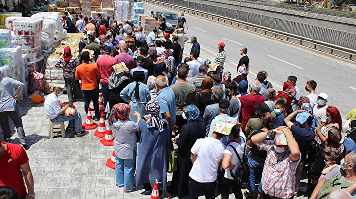 Market açılışında korkutan görüntü: Koronavirüs önlemleri unutuldu