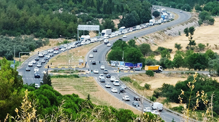 Bayram tatili erken başladı: Beş kilometrelik araç kuyruğu oluştu