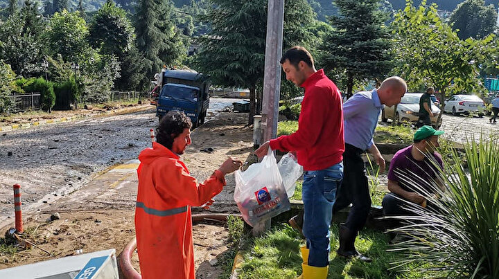 Türk Kızılayı Rizede selden etkilenen vatandaşların yardımına koştu