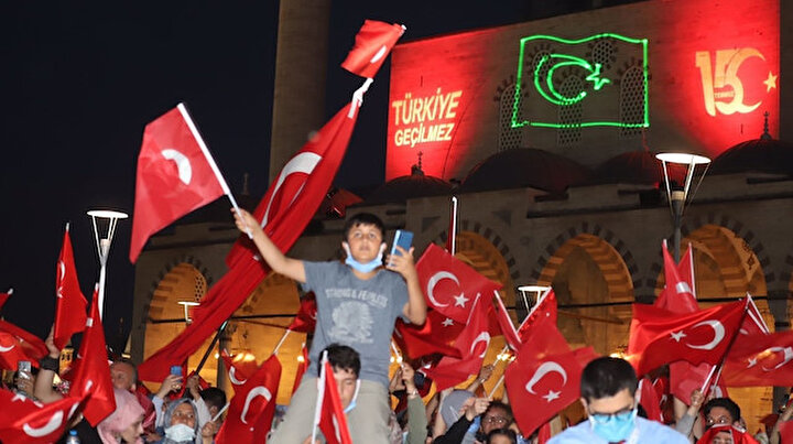 Yurdun dört bir yanında vatandaşlar sokaklara çıktı: 15 Temmuzda meydanları doldurdular