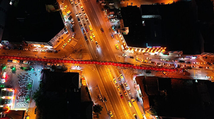 15 Temmuzda 600 metrelik Türk bayrağı açıldı: Yüzlerce insan taşıdı