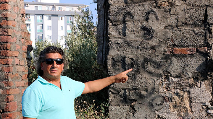 Vandallar Naula Antik Kentinin duvarlarını karalama defterine çevirdi