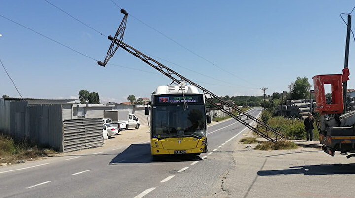 Otomobilin çarptığı direk İETT otobüsünün üstüne devrildi: Üç yaralı