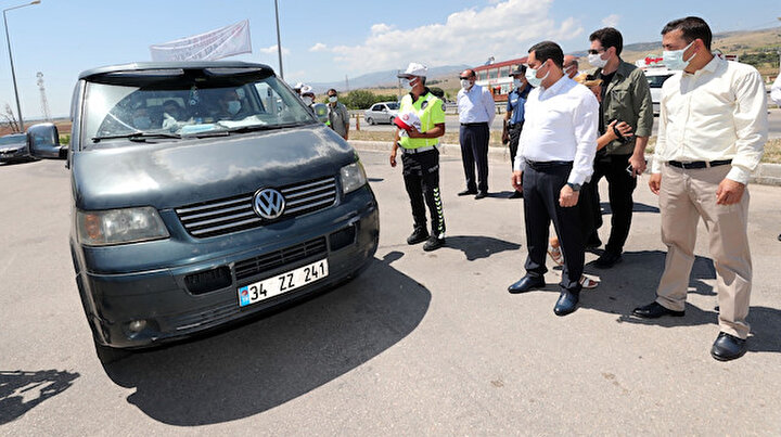 Polisten tatilcilere aşı ikramı