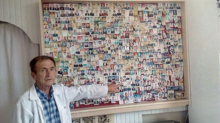 Tıraş ettiği kişilerin vesikalık fotoğraflarını özel panoda sergiliyor
