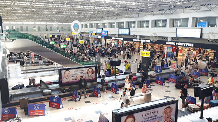 Antalyaya hava yoluyla gelen turist günlük 100 bini aştı: Her 6 dakikada bir uçak iniyor