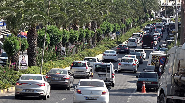 Marmaris ve Datçaya tatilci akını: 36 saatte 75 bin araç giriş yaptı