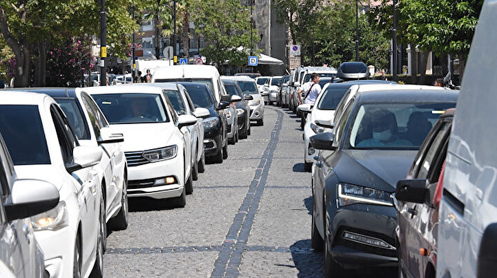 Tatilcilerin dönüş yolculuğu erken başladı: Feribotta iki kilometre kuyruk oluştu