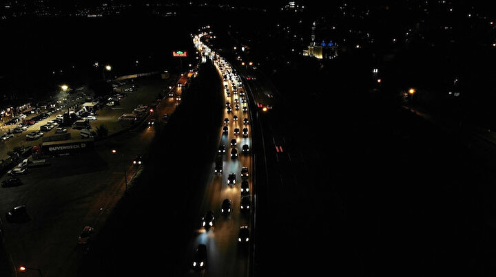 Dönüş yolculuğu başladı: 70 kilometrelik araç kuyruğu havadan görüntülendi