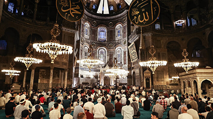 Fethin sembolü Ayasofya-i Kebir Camiinin ibadete açılışının yıl dönümü: Sabah namazı için akın ettiler