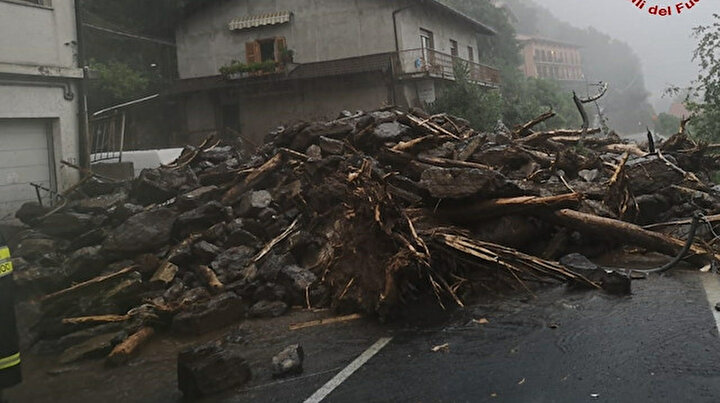 İtalya’da sel ve toprak kayması: Yollar kapandı evler sular altında kaldı