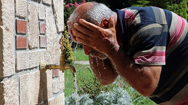 Adana sıcaktan kavruluyor: Termometreler 47 dereceyi gösterdi vatandaş dışarı akın etti