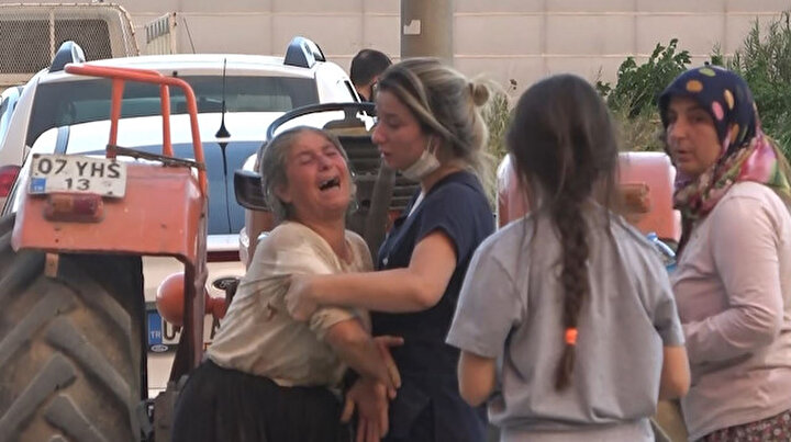 Manavgatta seraları ve ağaçları yanan kadınlar gözyaşlarına boğuldu: Yakınları sakinleştirdi