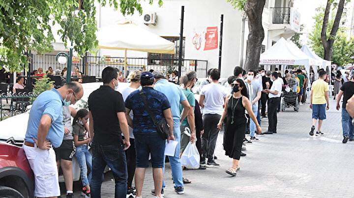 Randevu almadan direk mobil aşı standına gittiler: Uzun kuyruk oluştu