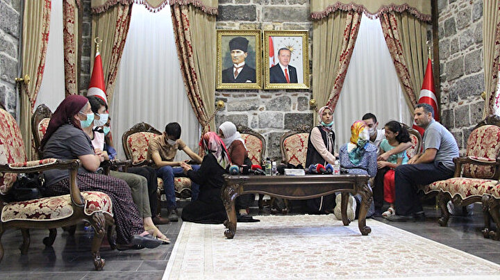 Annelerin zaferi: Diyarbakırda oturma eylemi yapan 3 aile daha evlatlarına kavuştu