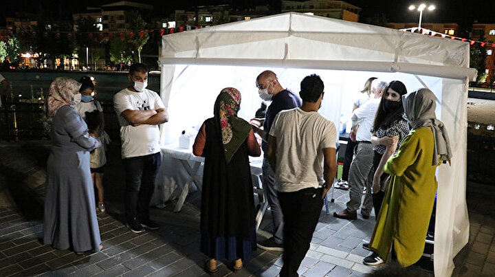 Sağlık ekipleri gece gündüz vatandaşı aşılıyor