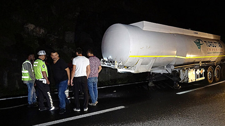 Metenol taşıyan tankerin dorsesi kopunca polis harekete geçti