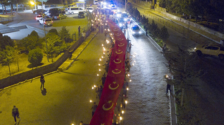 Ahlat’ta 150 metre uzunluğunda bayrakla ‘Fener Alayı’ yürüyüşü