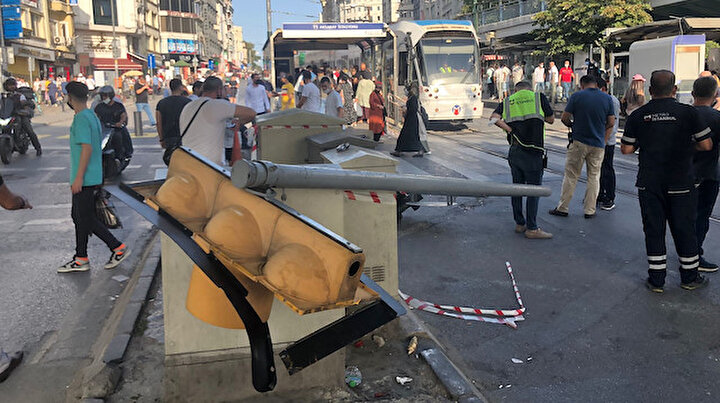 Aksarayda trafik ışıkları tramvay yoluna devrildi