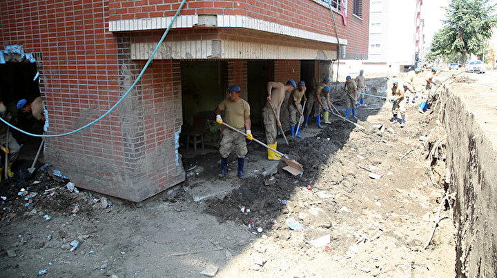 Jandarma sel felaketinden etkilenen Bozkurtun yaralarını sarmak için canla başla çalışıyor