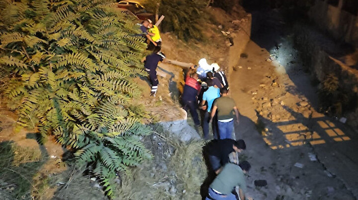 Denizlide feci kaza: Ağaçları deviren otomobil ikiye bölündü