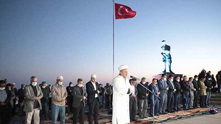 Zafer Treni yolcuları Büyük Taarruzun başladığı yerde: Gençler sabah namazı kılıp dua etti