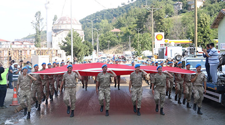 Komandolar Bozkurtta: Sel bölgesinde 30 Ağustos coşkusu