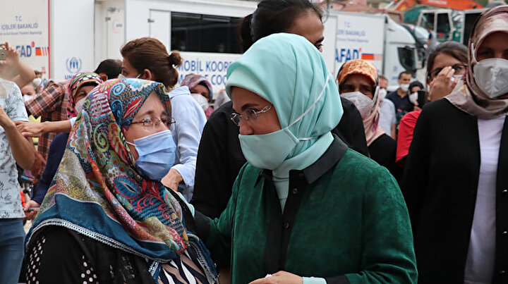 Emine Erdoğandan sel felaketinin yaşandığı Bozkurta geçmiş olsun ziyareti