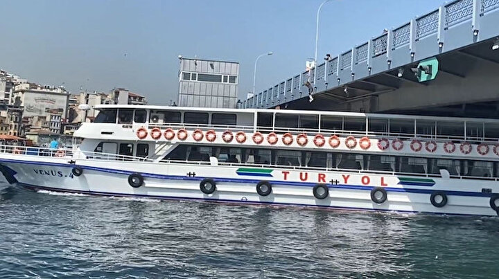 Yürekleri ağza getiren anlar: Galata Köprüsü’nden geminin üstüne atladı