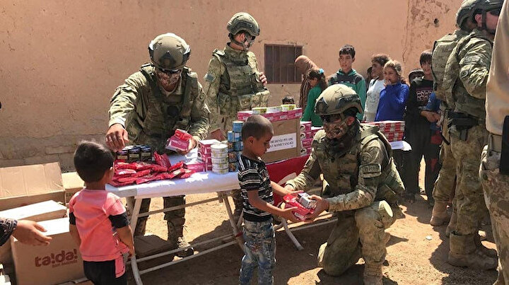 Mehmetçik Suriye halkının yanında: Tüm dünyaya örnek oluyor