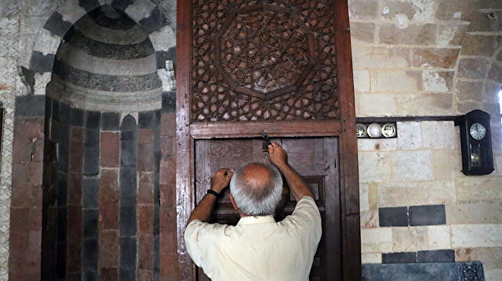 Yedi asırlık cami bu özelliği ile dikkat çekiyor: 3 metre boyunca açılıyor
