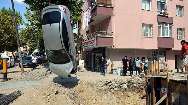 Avcılarda otomobil 6 metrelik inşaat çukuruna uçtu