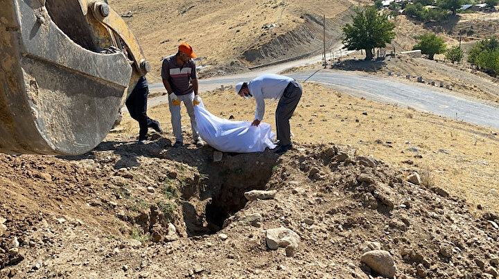 Mezarlıkta etrafa saçılan kemikler şok etmişti: Tekrar defnedildi