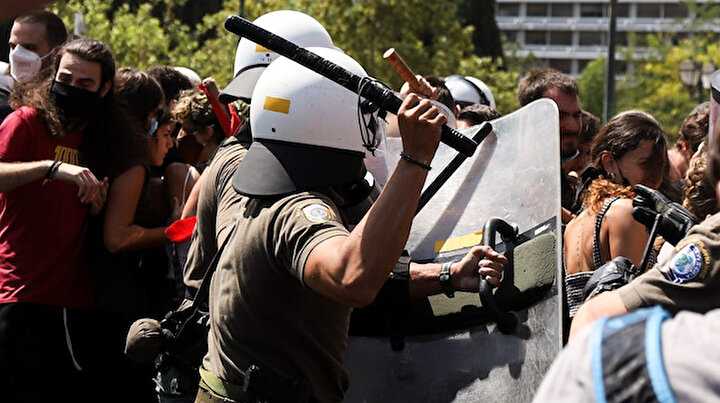 Yunan polisinden Atinada gösteri yapan öğrencilere sert müdahale: Yumrukla saldırdılar