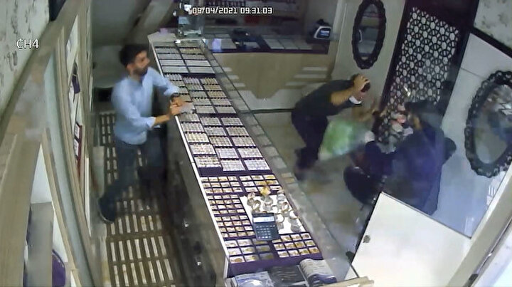 Silahlı soyguncu sert kayaya çarptı: Elinden silahı alıp etkisiz hale getirdi
