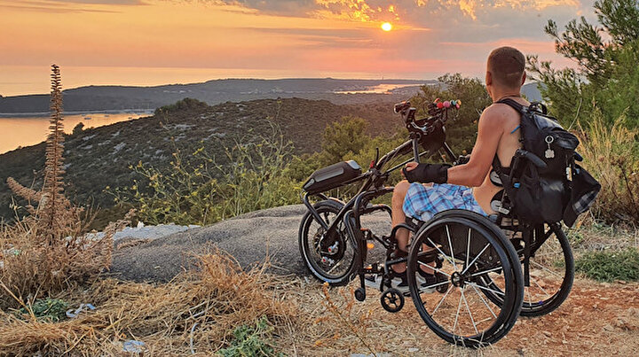 Engel tanımıyor: Hırvat seyyah tekerlekli sandalyesiyle dünyayı geziyor