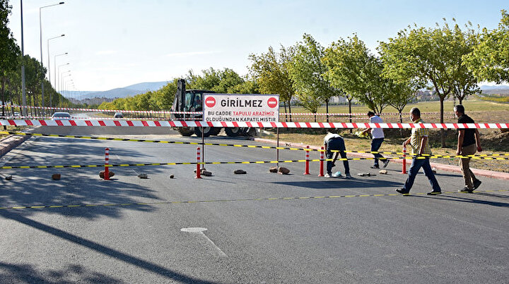 Tapulu arazimizdir tabelası asıp caddeyi ulaşıma kapattı
