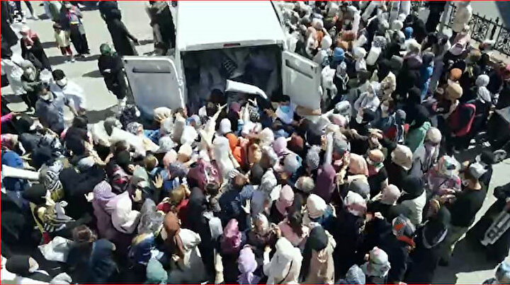 Rakip dükkanların indirim rekabeti izdihama neden oldu