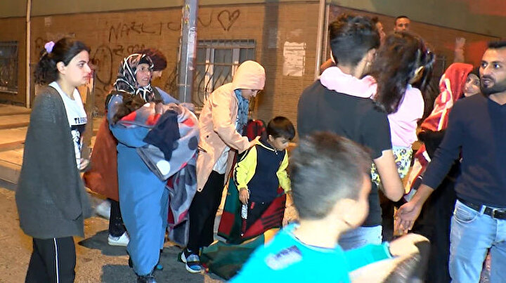 Sultangazide lastik deposunda yangın çıktı: Mahalle sakinleri korku dolu anlar yaşadı
