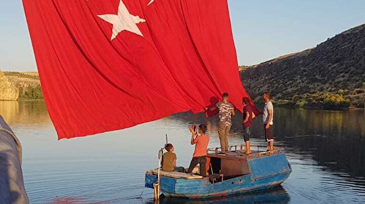 Fırat ve Göksunun birleştiği kanyona 96 metrekarelik Türk bayrağı astılar: Dalgalanması bizim için bir gurur