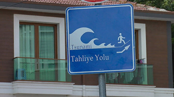 Marmara Denizi ile kıyısı olan ilçelerde sahillere asıldı: İstanbulda tsunamiden kaçış tabelaları