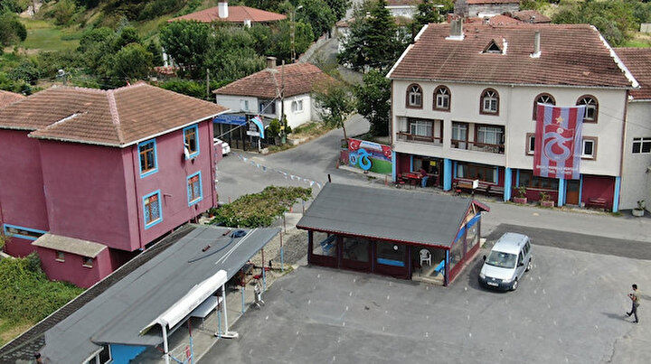 Beykozda Trabzonlu muhtar köyü bordo maviye çevirdi