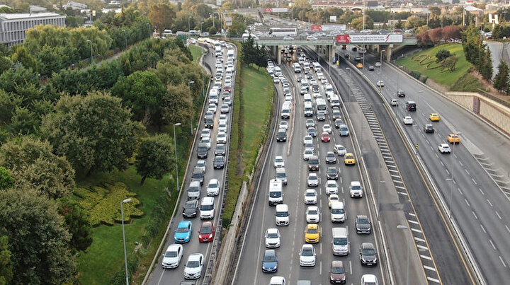 İstanbul’da trafik mesaisi erken başladı: Yoğunluk yüzde 55’i gördü