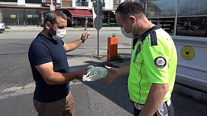 Alkışlanacak hareket: Poşet içinde bulduğu 50 bin lirayı polise teslim etti
