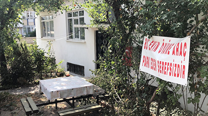 Komşularına kızdı hakaret içerikli pankart astı: Aracını buraya park eden şerefsizdir