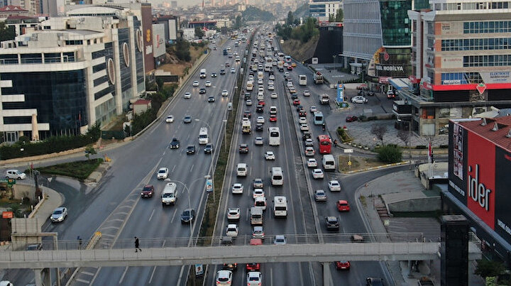 İstanbul’da sürücüler yollara döküldü: Trafik yoğunluğu yüzde 60’ı gördü