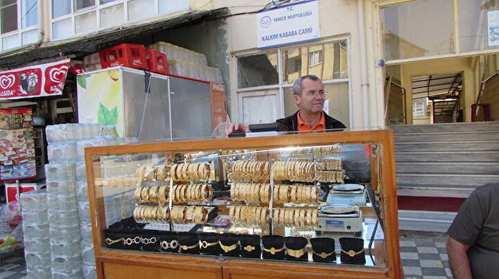 Bu da seyyar kuyumcu: Simit satar gibi altın bilezik satıyor