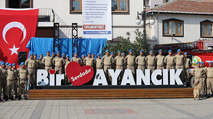 Sel nedeniyle Ayancıkta görev yapan komandolar ilçeden alkışlarla uğurlandı