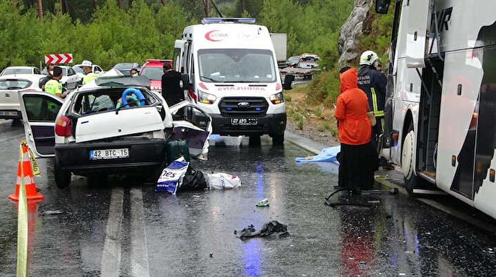 Antalyada feci kaza: Anne ve baba hayatını kaybetti, iki kızı yaralandı