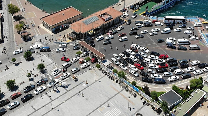 Festival tatili çileye döndü: 6 saat feribot kuyruğu beklediler